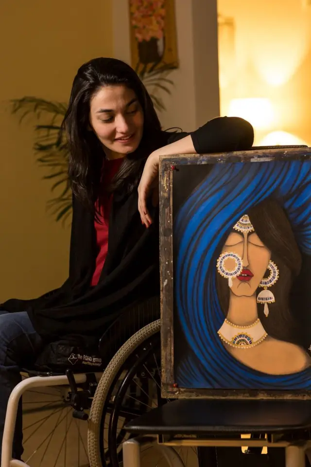 Muniba Mazari oo eegaysa mid kamid ah farshaxanka quruxda badan ee ay gacanteeda ku sawirtay