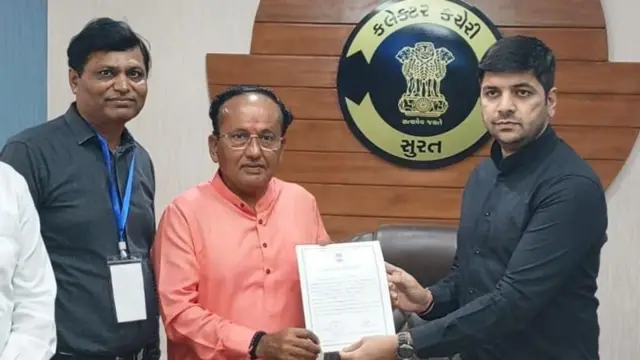 बीजेपी प्रत्याशी मुकेश दलाल को विजेता का प्रमाण पत्र दिया गया