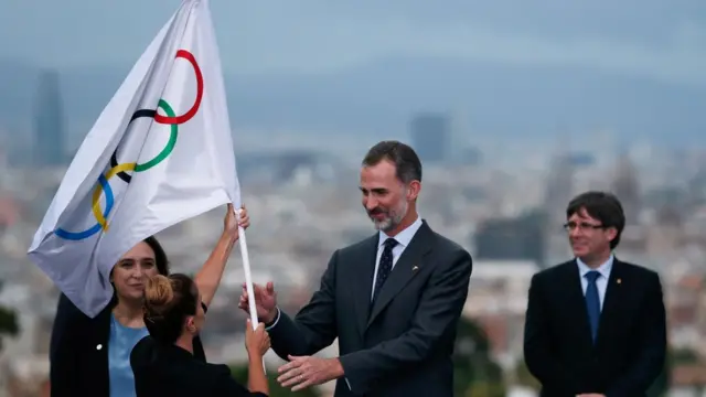 King Felipe holding the Olypic flag