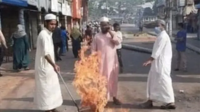 হেফাজতে ইসলামের ডাকা গত ২৮শে মার্চে হরতালে ব্রাহ্মণবাড়িয়ায় রাস্তায় আগুন জ্বালিয়ে অবরোধ করে হরতাল সমর্থকরা