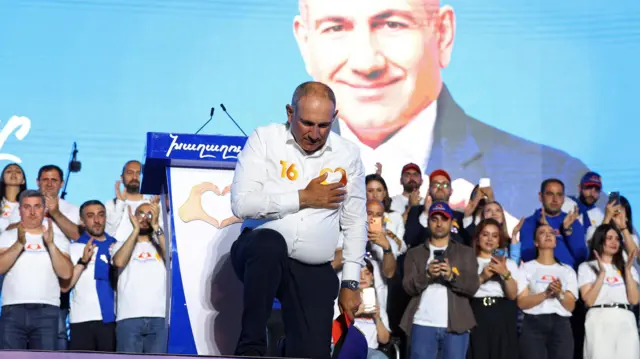 Paşinyan destekçilerine yaptığı konuşma sonrası diz çökerek selamlıyor.