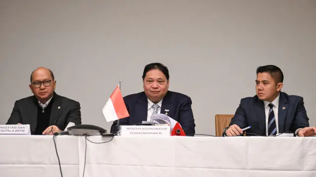 Menko Perekonomian Airlangga Hartarto (tengah) menyampaikan keterangan pers terkait perjanjian perdagangan timbal balik Indonesia-AS di Washington DC, Amerika Serikat, Kamis (19/2/2026).