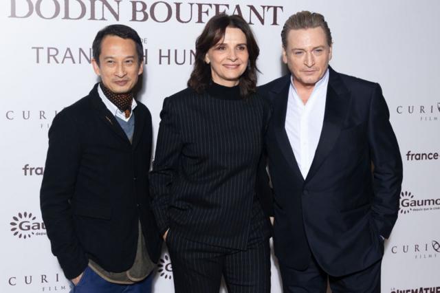 Đạo diễn Trần Anh Hùng cùng hai diễn viên người Pháp Juliette Binoche và Benoit Magimel tham dự buổi ra mắt phim Muôn vị nhân gian