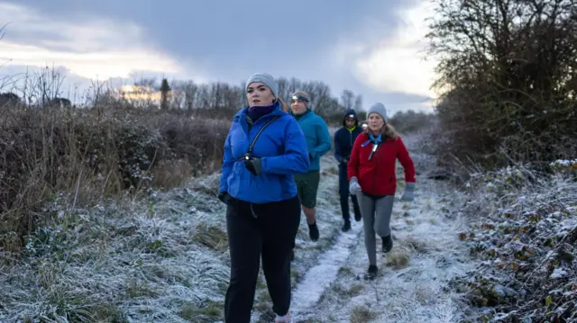 Gente haciendo ejecicio al aire libre en invierno