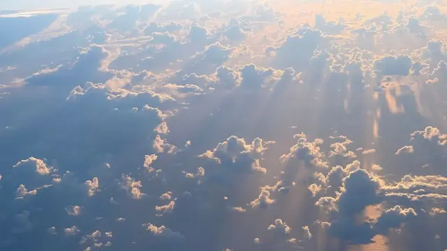 Rayos de luz alumbrando nubes