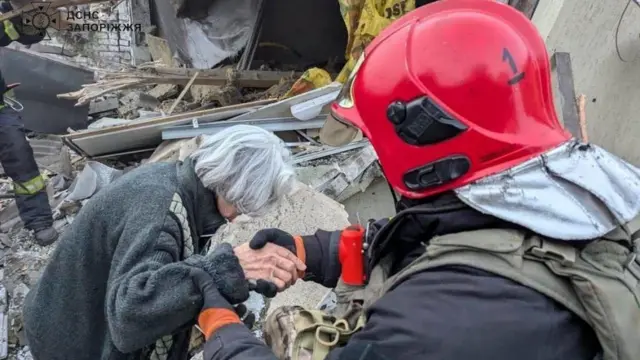 ロシアの空爆を受けたウクライナ・ザポリッジャ州で救助隊に助け出される住民(10日)