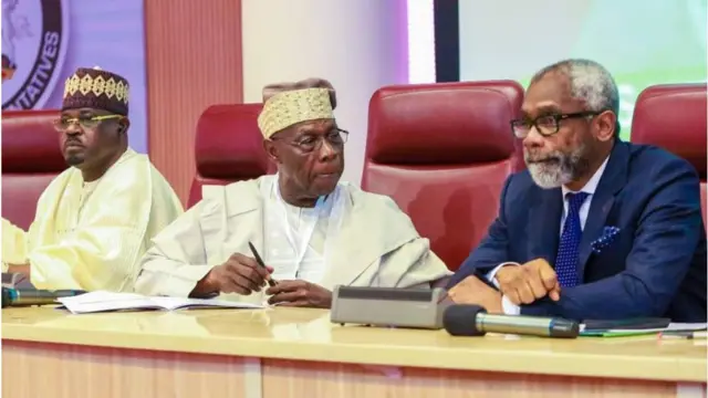 Former President Olusegun Obasanjo (for middle) and di speaker Femi Gbajabiamila for di right