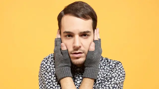 صورة تعبيريه لموظف يصم آذانه