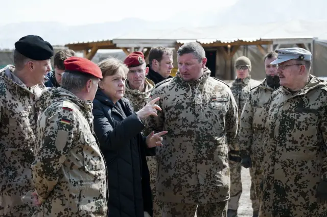 默克尔在阿富汗探访德国部队。