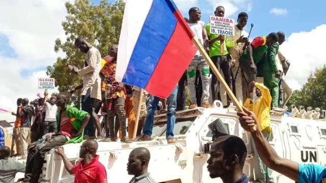 Pessoas com bandeiras da Rússia protestam no Chadeaplicativo caça níquelcimaaplicativo caça níqueltanque da ONU