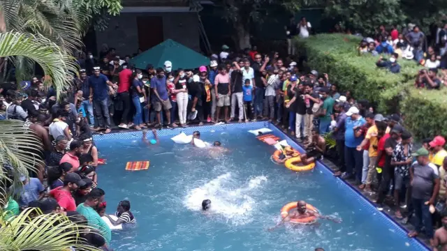 কলম্বোর প্রেসিডেন্ট প্রাসাদের সুইমিং পুলে বিক্ষোভকারীরা