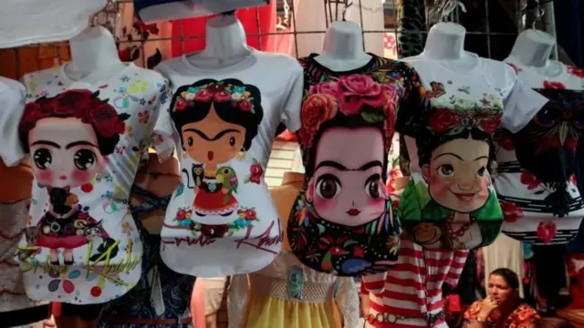 Camisetas com diferentes ilustrações representando Frida Kahlo