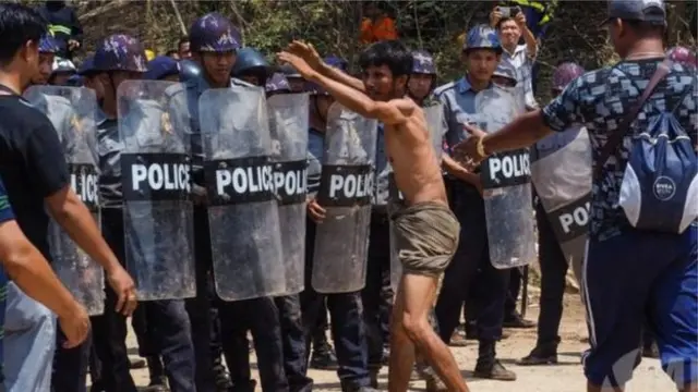 မေလ ၁၅ ရက်မနက်မှာ ခရိုင်မှူး ခေါင်းဆောင်တဲ့ ရဲတပ်ဖွဲ့က ဆန္ဒပြပွဲကို လာရောက်နှိမ်နင်းပါတယ်။