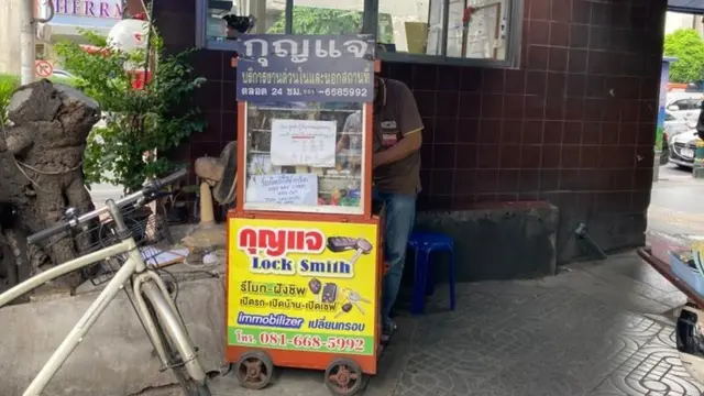 Cửa hàng của ông Nong tựa vào một bốt cảnh sát