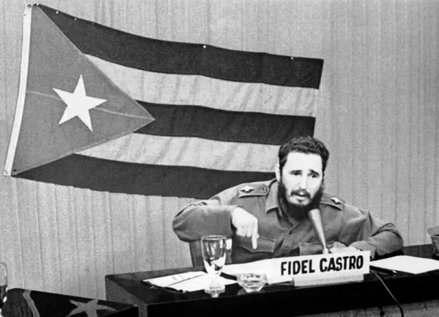 Thủ tướng Fidel CASTRO có bài phát biểu trên đài phát thanh và truyền hình, trong đó ông nói về các biện pháp mà Hoa Kỳ áp dụng đối với Cuba. Trên thực tế, sau khi Liên Xô vận chuyển tên lửa tới Cuba trong Chiến tranh Lạnh, Hoa Kỳ đã tuyên bố phong tỏa hòn đảo này.