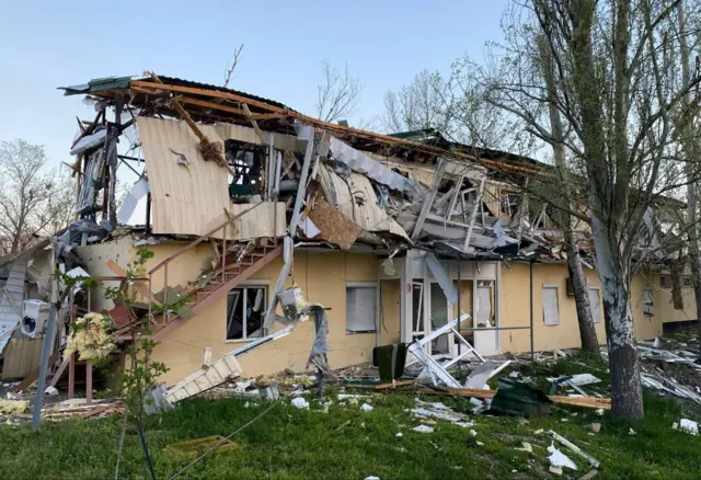 Пошкоджений будинок у Дніпрі після нальоту "Шахедів"