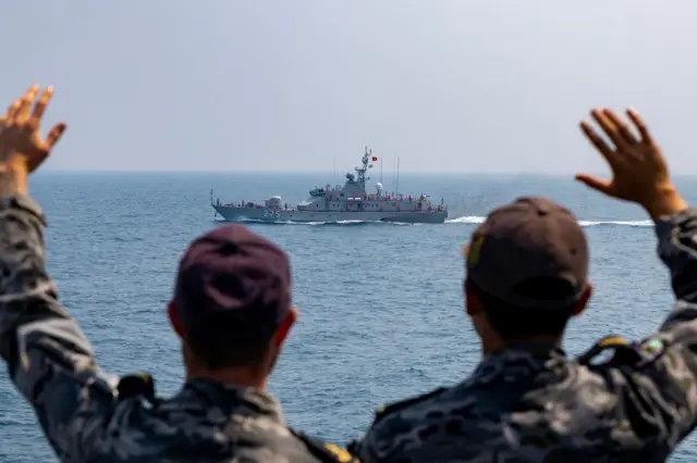 Các thủy thủ trên tàu HMAS Toowoomba vẫy tay chào một tàu của Hải quân Nhân dân Việt Nam sau khi kết thúc hoạt động huấn luyện vào đầu tháng 4/2026