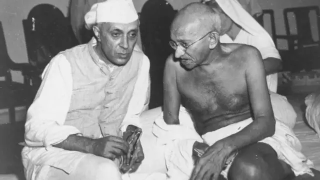 જવાહરલાલ નહેરુ, ભારતના પ્રથમ વડા પ્રધાન, બીબીસી ગુજરાતી, ભારત, ઇન્દિરા ગાંધી, રાજકારણ, આઝાદ ભારત, આઝાદી, ગાંધીજી
