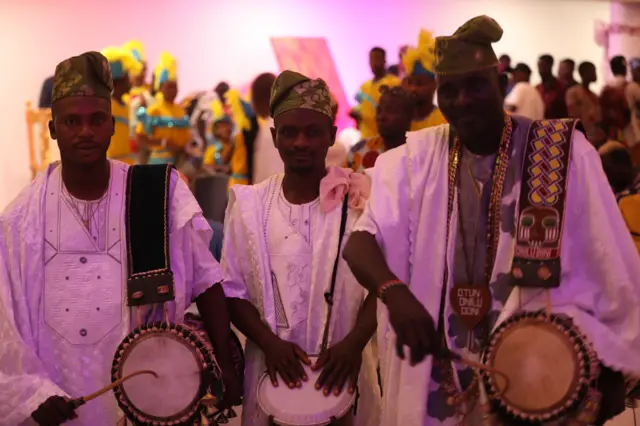 Awọn onilu Ọọni Ile Ifẹ n lu ilu nibi ajọdun ilu Ayangalu ni ile Ifẹ.