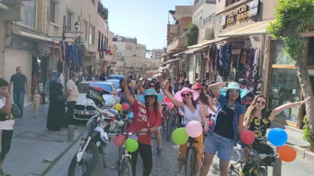 bisikletli kadınlar