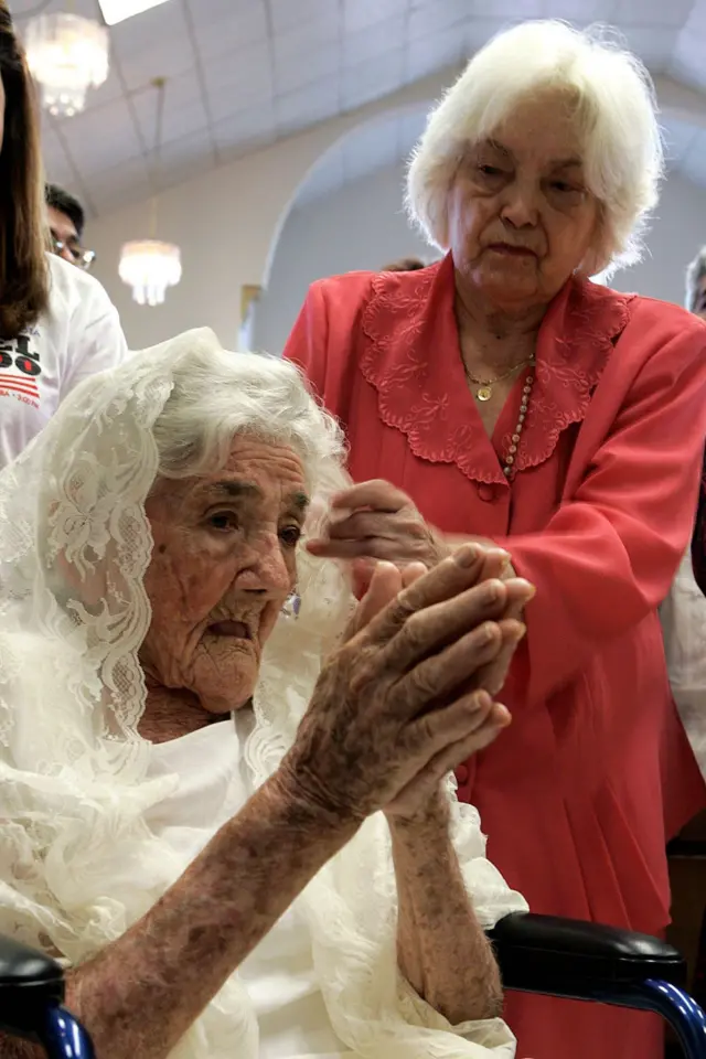 Lolita Lebrón (de pie) junto a otra militante nacionalista llamada Isabelita Rosado.