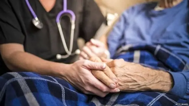 இறுதிக்கணங்களை எப்படி வாழவேண்டும் என்று முடிவெடுப்பது ஒருவரின் உரிமை என்பதை குடும்பத்தினர் புரிந்துக்கொள்ள வேண்டுமென்று மருத்துவர்கள் கூறுகின்றனர்