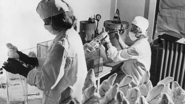 একটি গবেষণাগারে পোলিওর জীবাণু তৈরির প্রক্রিয়া চলছে