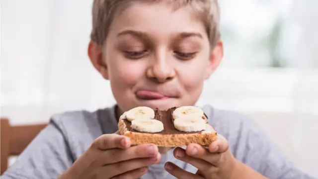 Niño comiendo