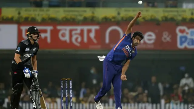 गेंदबाज़ी करते स्पिनर आर अश्विन