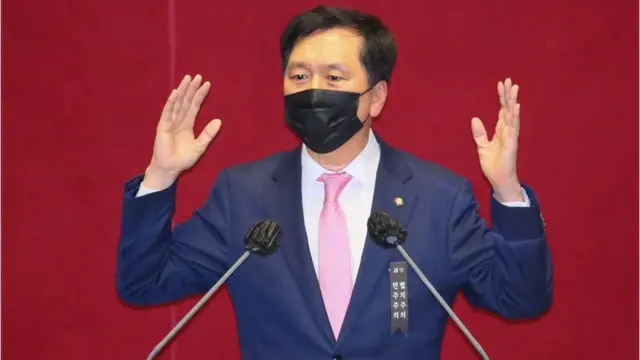 김기현 국민의힘 의원이 9일 밤 서울 여의도 국회에서 열린 본회의에서 공수처(고위공직자범죄수사처)법 개정안에 대한 무제한 토론(필리버스터)을 하고 있다