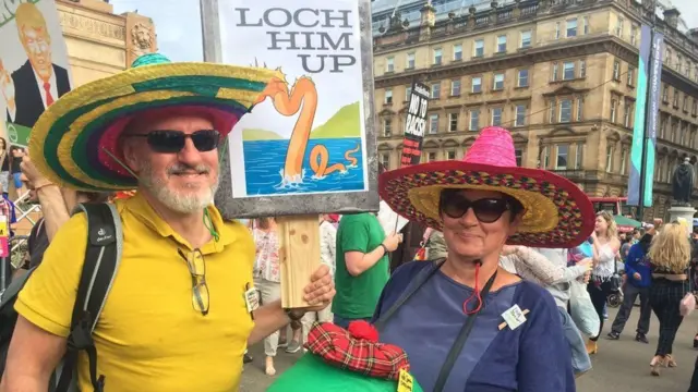 ગ્લાસગોના જ્યોર્જ સ્ક્વેરમાં શુક્રવારે યોજાયેલી રેલીમાં આવેલી વિરોધ પ્રદર્શનકર્તાઓ