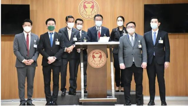 ส.ส. พรรคเพื่อไทยแถลงประณามว่าสิ่งที่เกิดขึ้น มีผู้สั่งการ มีพรรคการเมือง และสมาชิกรัฐสภารับคำสั่ง