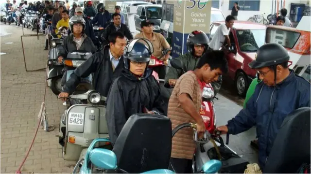 వాహనాలతో వ్యక్తులు