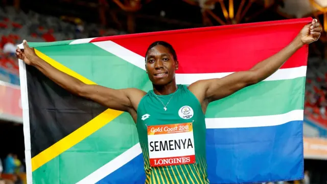 Semenya com bandeira da África do Sul