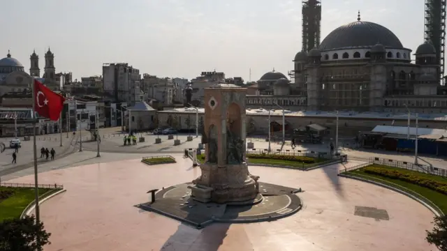 میدان تقسیم در استانبول در خلوت ترین حالت ممکن به خاطر منع تردد ۴۸ ساعته