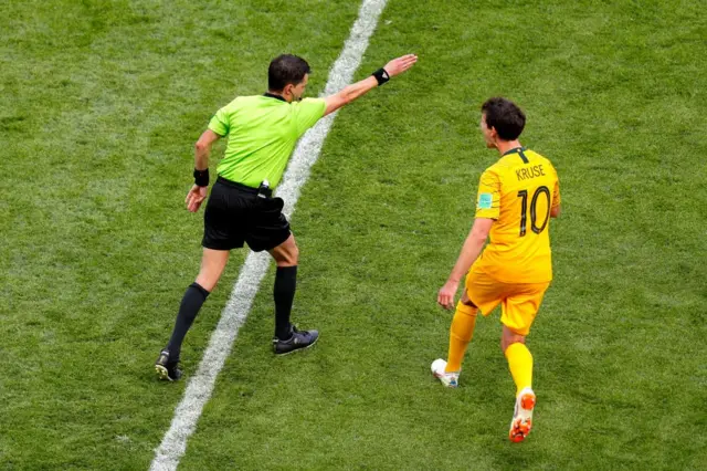 ... pero cambió su decisión tras consultar con el VAR.