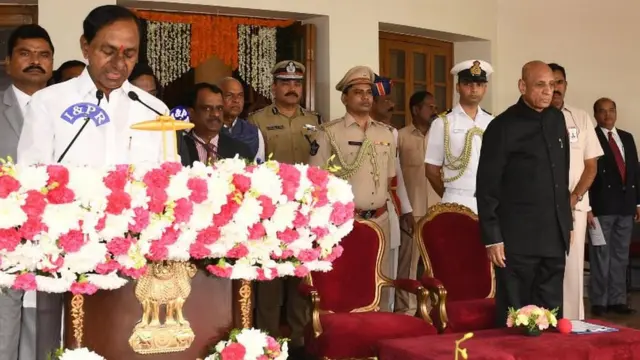 సీఎంగా ప్రమాణ స్వీకారం చేస్తున్న కేసీఆర్