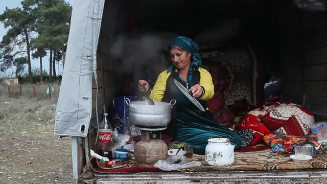 Qadın yemək hazırlayır