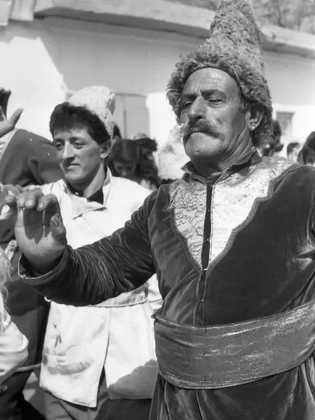 مردی در حال رقص در جشن نوروز سال ۱۹۸۹