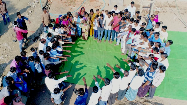 ప్రతిజ్ఞ చేస్తున్న ప్రజలు