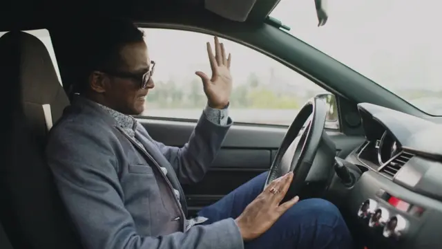 Homem ao volante visivelmente irritado