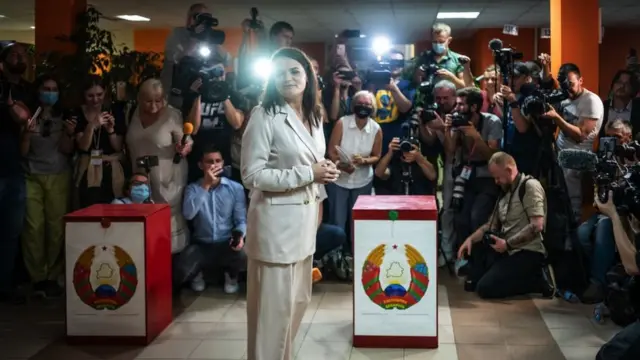 Светлана Тихановская у избирательной урны