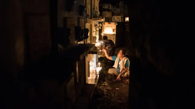 Mujer dentro de un cementerio en Manila.