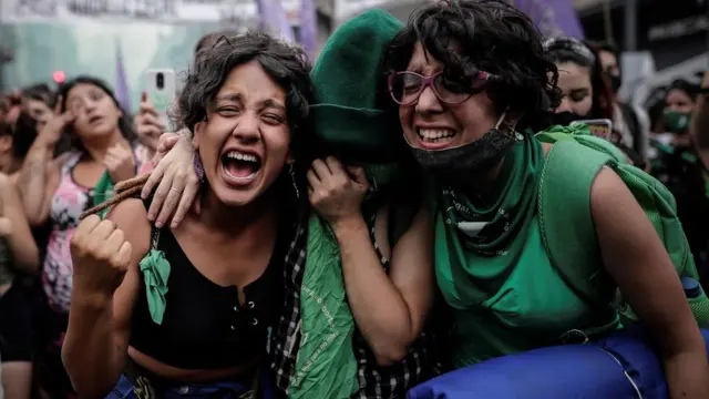 Mujeres celebrando