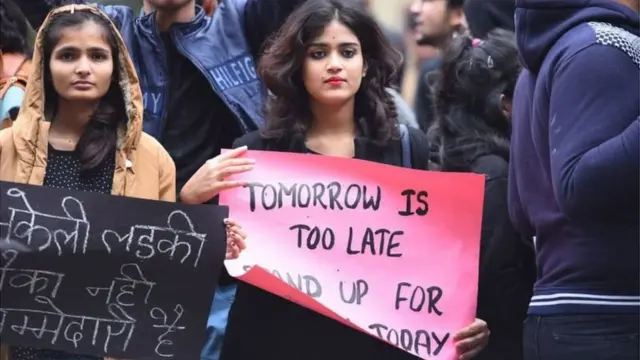 आंदोलन में शामिल लड़कियाँ