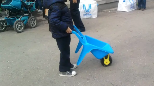 Дитина біля лікарні