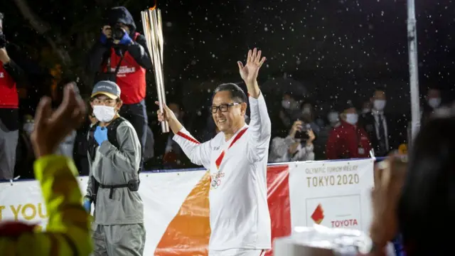 آکیو تویودا، مدیر تویوتا بهار امسال در مراسم حمل مشعل شرکت کرد