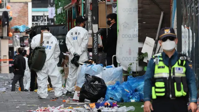 서울경찰청 수사본부와 국립과학수사연구원 관계자들이 이태원 참사가 일어난 서울 용산구 이태원역 인근에서 현장감식을 진행하고 있다