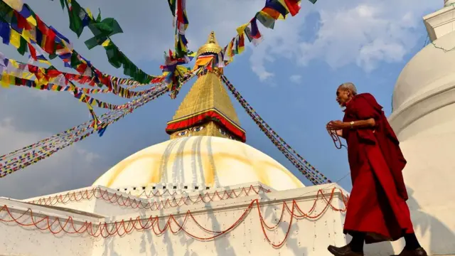 Круг за кругом, вращая молитвенные барабаны, читая мантры и перебирая четки...