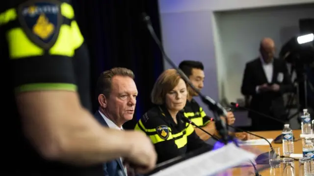 Başsavcı Fred Westerbeke (solda) iade talebinin henüz resmî olarak yapılmadığını açıkladı